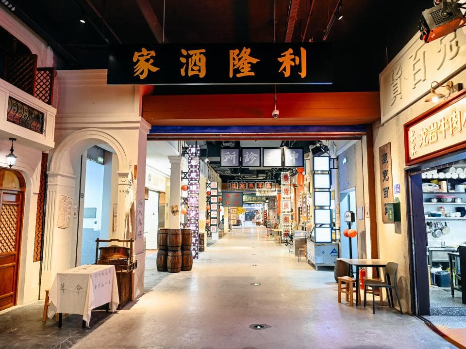 厦门曾厝垵边上影视小镇，不过半年人气寥寥，却是复古拍照好去处