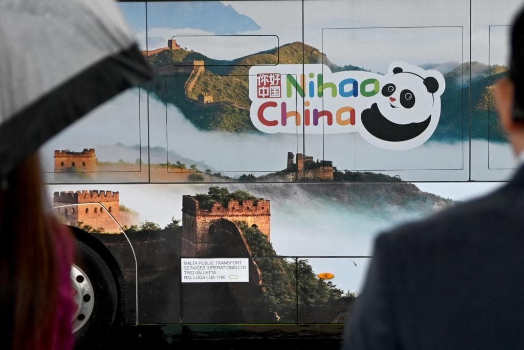 马耳他启动“你好!中国”主题巴士项目，三辆绘有中国名胜的电动巴士亮相