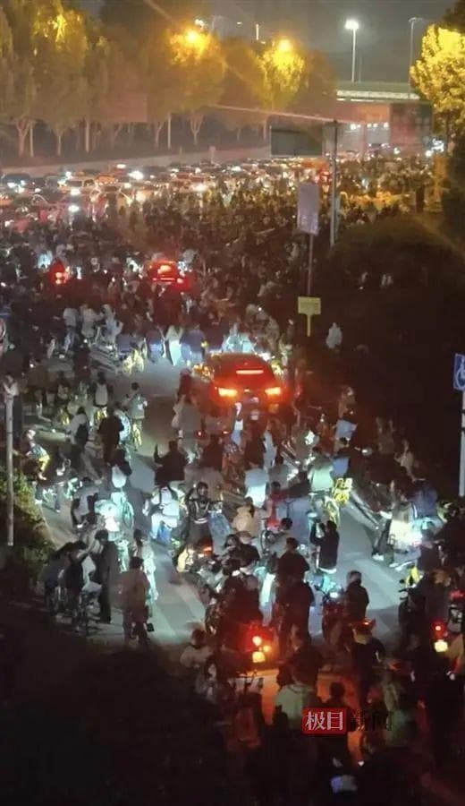 密密麻麻堵车数公里！开封凌晨喊话大学生，三大单车平台紧急倡议
