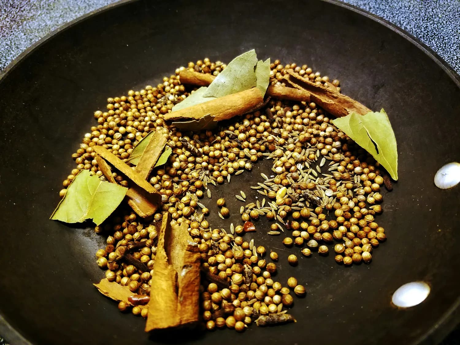 川味麻辣火锅底料：在家也能辣翻天！