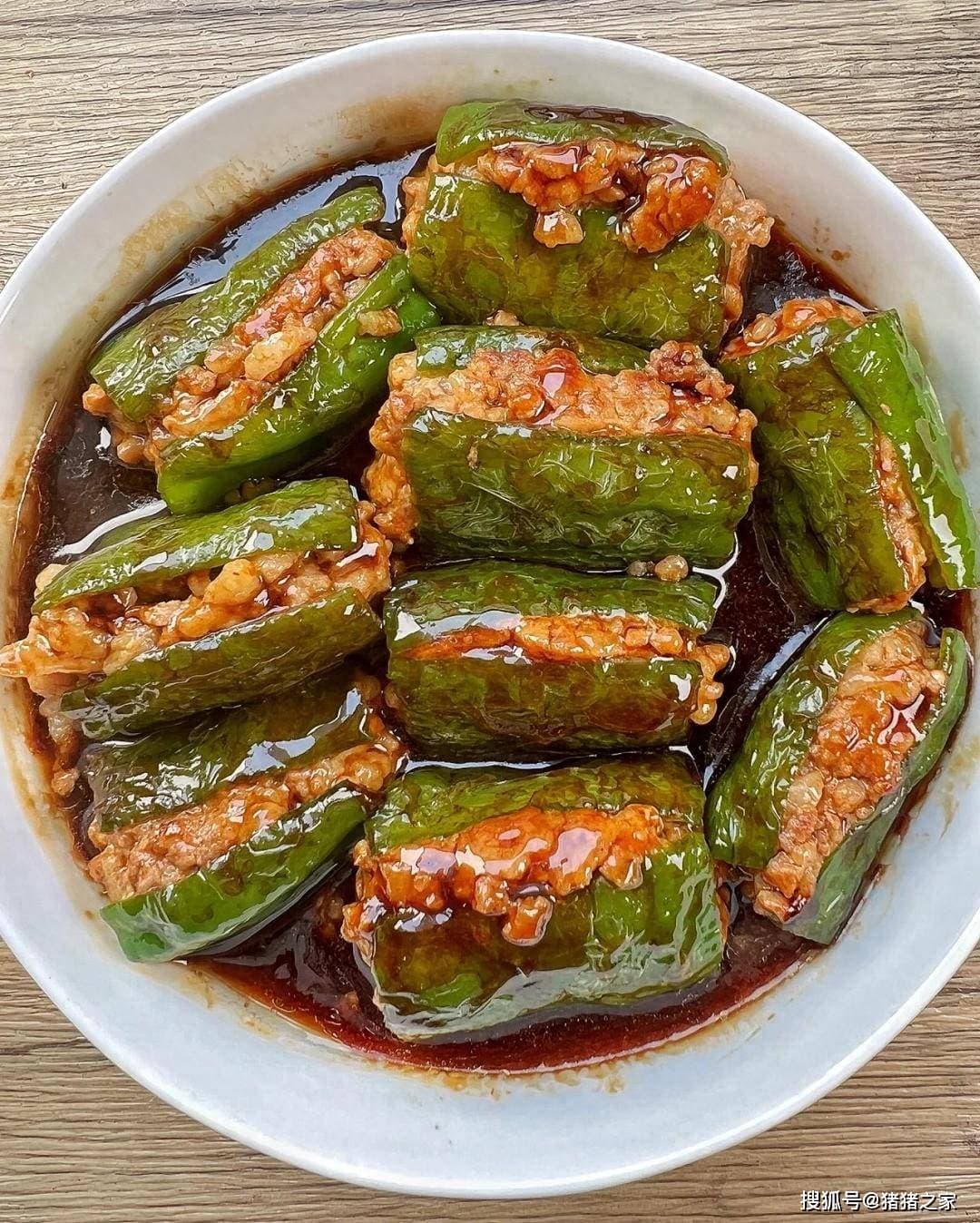 青椒酿肉原来这么简单，我也是学到了，肉馅吸满了汤汁，好吃下饭