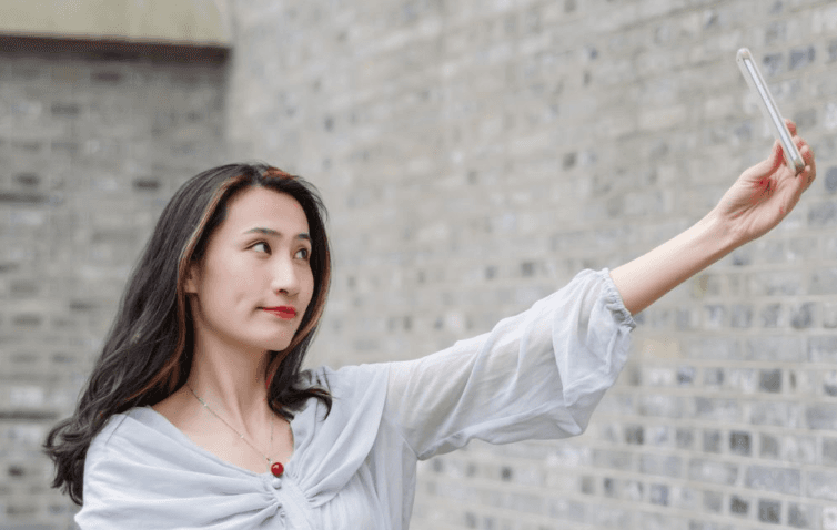 女人发自拍照到朋友圈什么心理