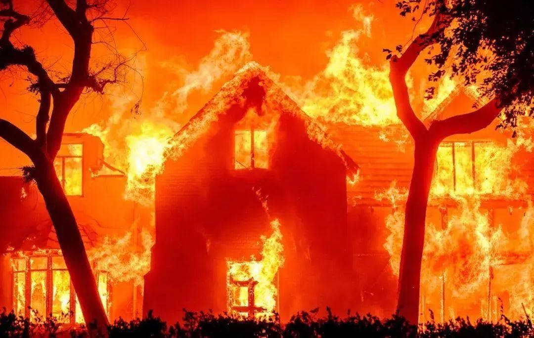 美国大火完全失控！5人死亡18万人被迫撤离