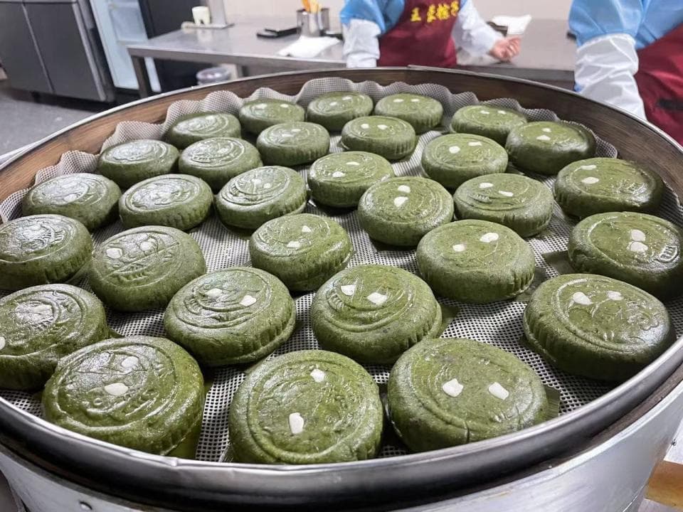 杭州网红店提前一个月开售青团，16个帮工助力传统手艺传承