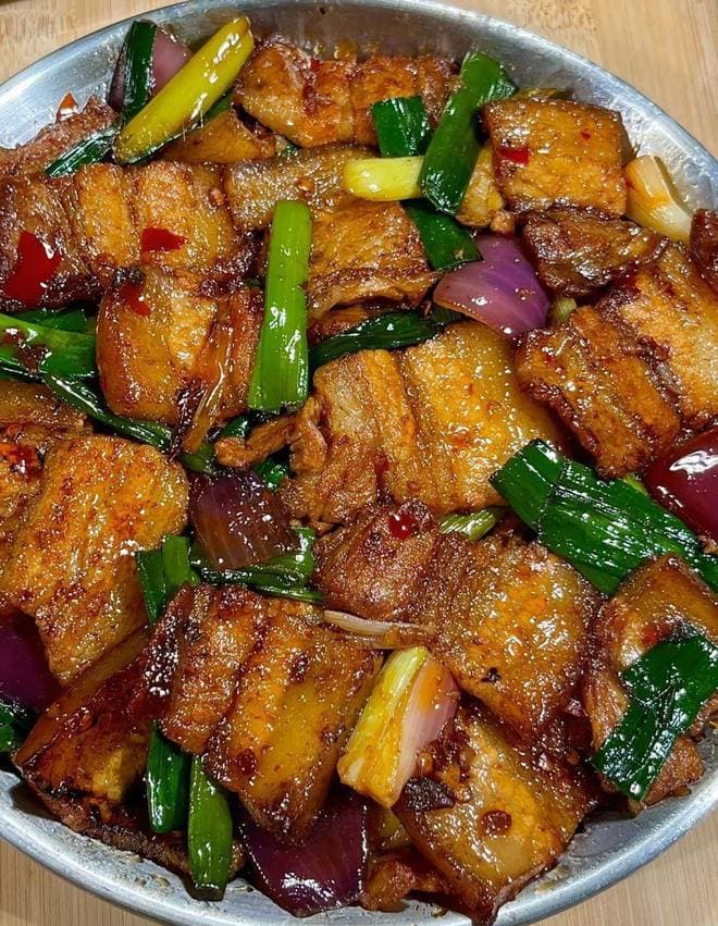 川菜名片回锅肉：一道菜里的烹饪智慧与待客之道