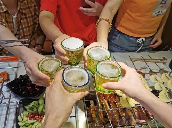 没喝完的啤酒千万别倒掉，喷在油烟机上，油污、油渍瞬间干干净净