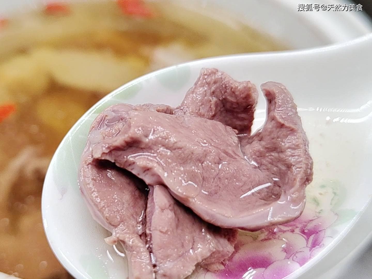 教你在家轻松做猪心汤：清洗、配料到炖煮详解