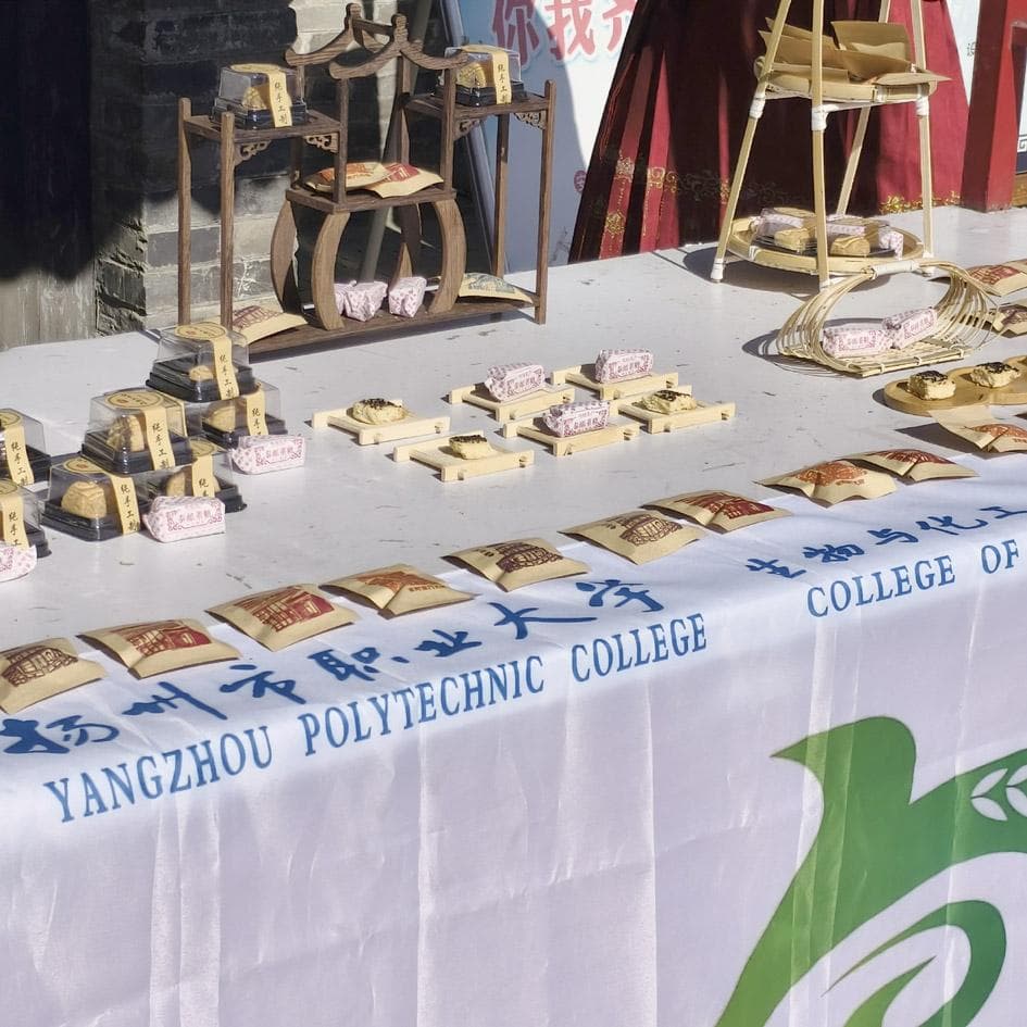 大学生“拜师学艺” 解锁高邮非遗美食