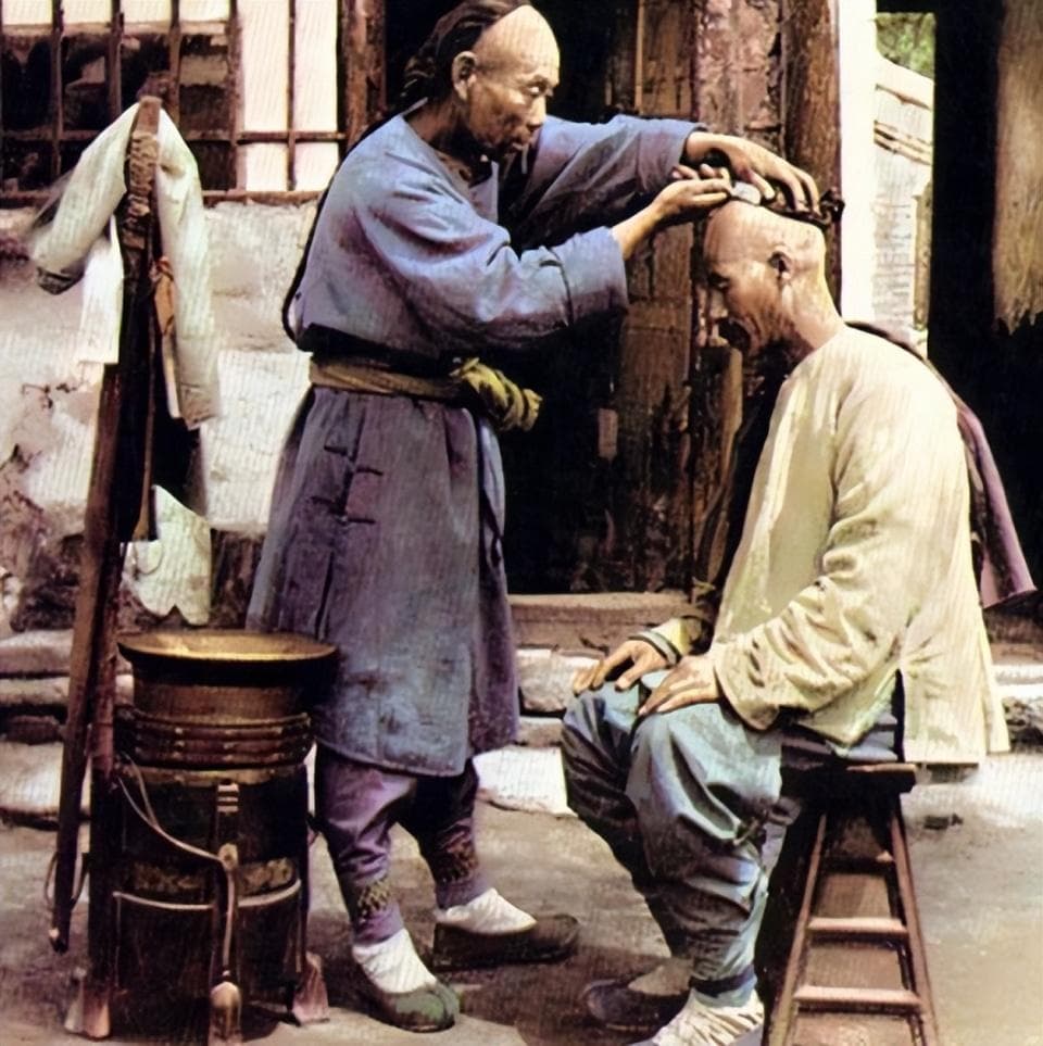 清朝的发型需要经常剃，皇帝都怎么剃头？不怕理发师趁机行刺吗？