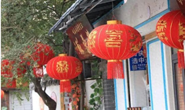 “门前亮灯人丁旺，后堂无光家不兴”：解读中国传统俗语背后的智慧