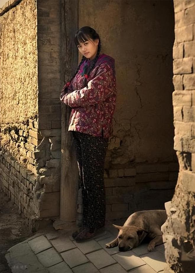 分家时继父给我一间破土坯房，5年后拆房重建，挖开地基我愣住了