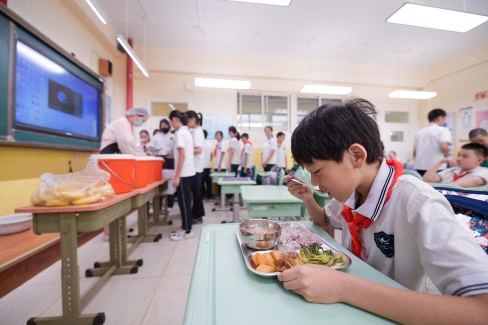 北京校园餐管理新规实施：新学期中小学生不再吃盒饭