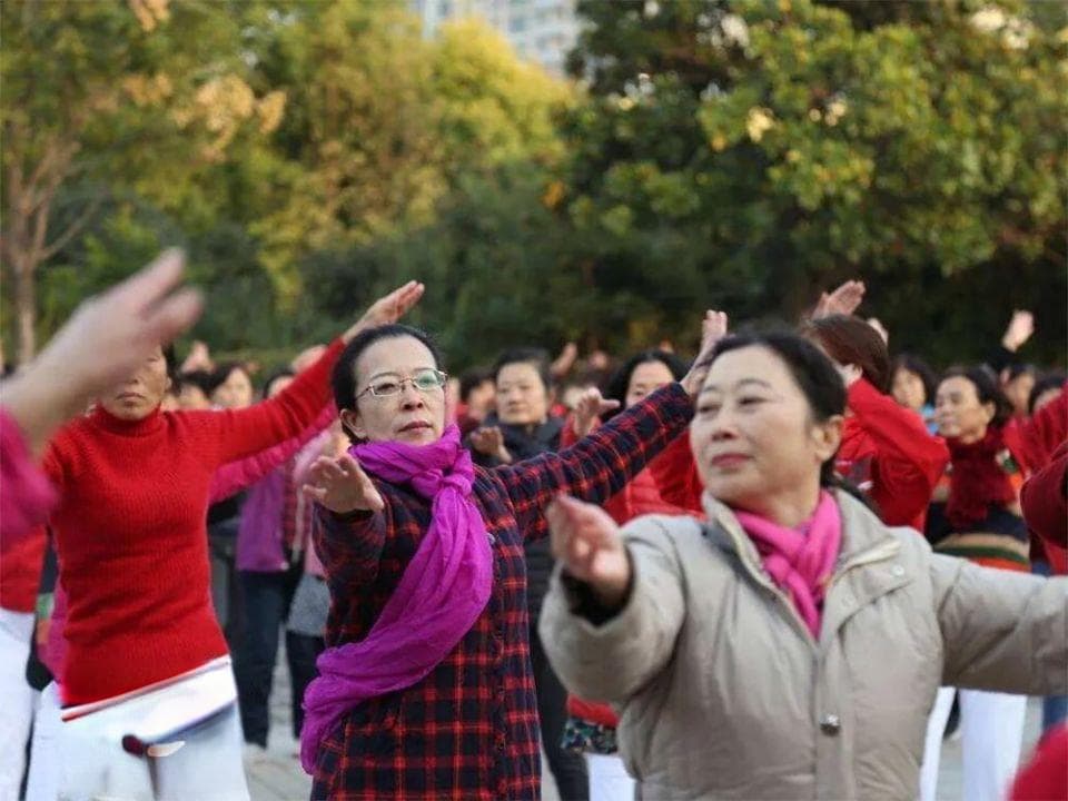 女性退休年龄是45、50还是55岁？其实不看年龄，而是看这2点！