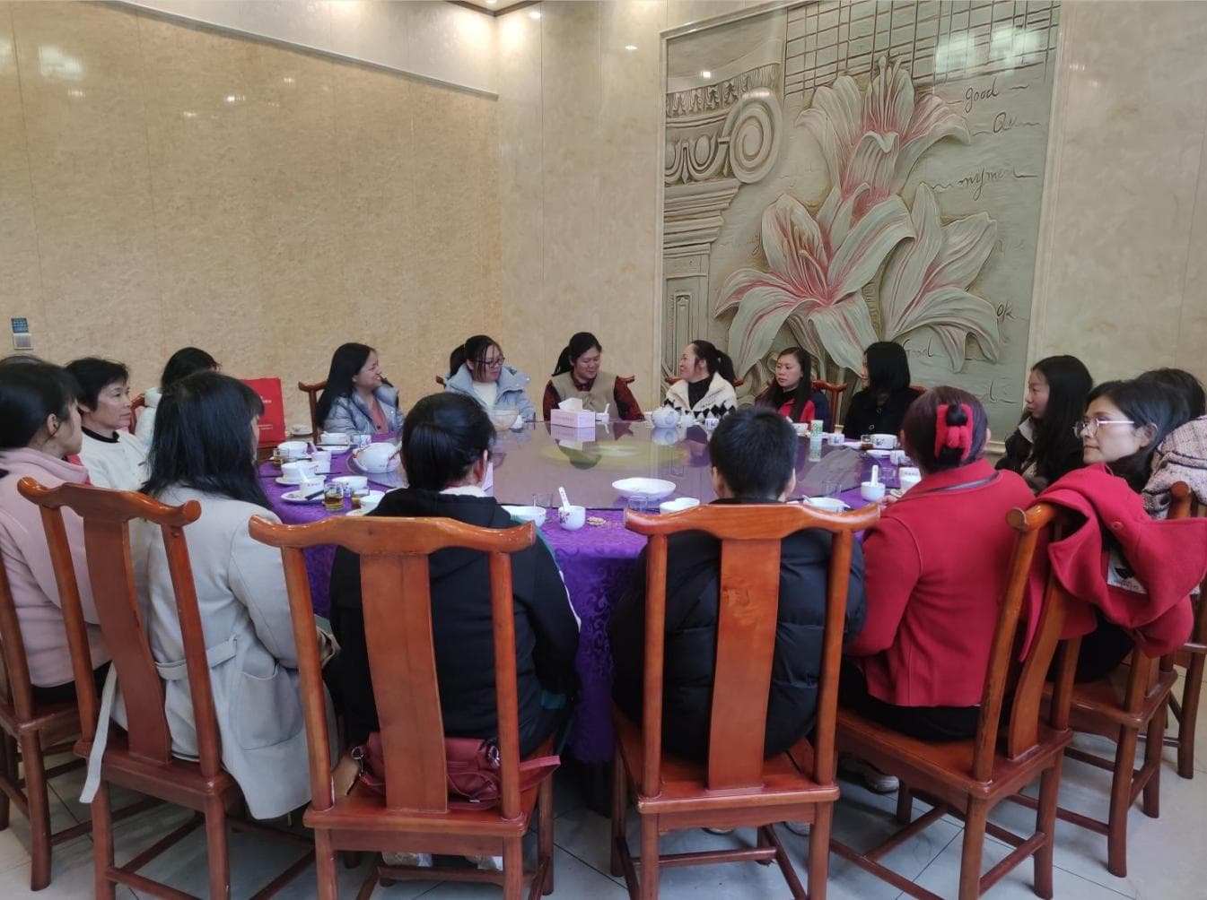 三八节如何营造积极职场氛围？公司有妙招！