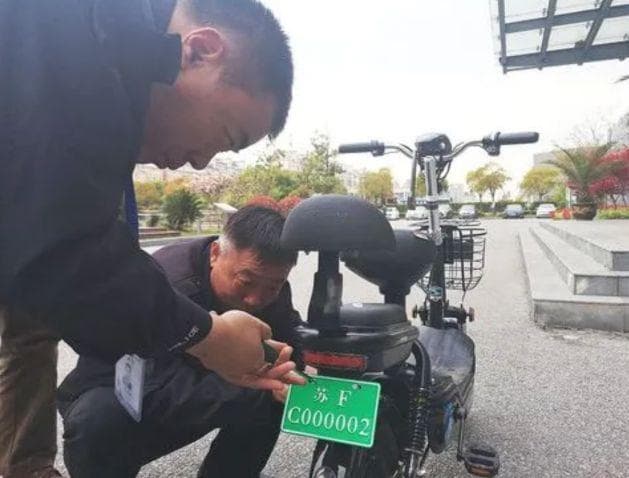电动车无牌无证要被罚，二、三、四轮车在内，如何解决？办法来了