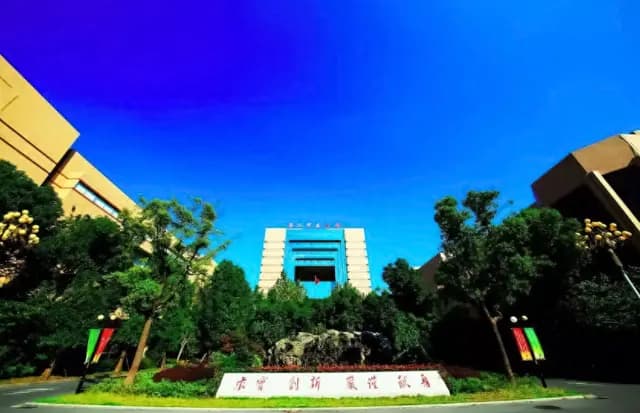 我军曾三次设立过第一军医大学，驻地各不同，为何2004年移交地方
