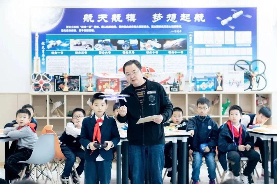 “小问号”引爆创想、打造“班班实验”……让每个孩子像科学家一样思考｜科学向未来
