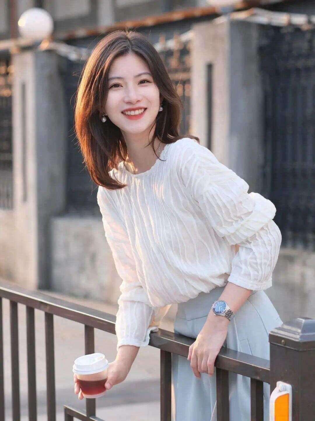 7个随意好看的拍照姿势，学会这样拍，照片轻松上镜又出圈