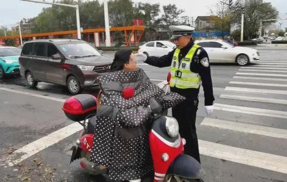 电动车有新政策！11月起，电动车、三轮车上路新要求，4类车禁行
