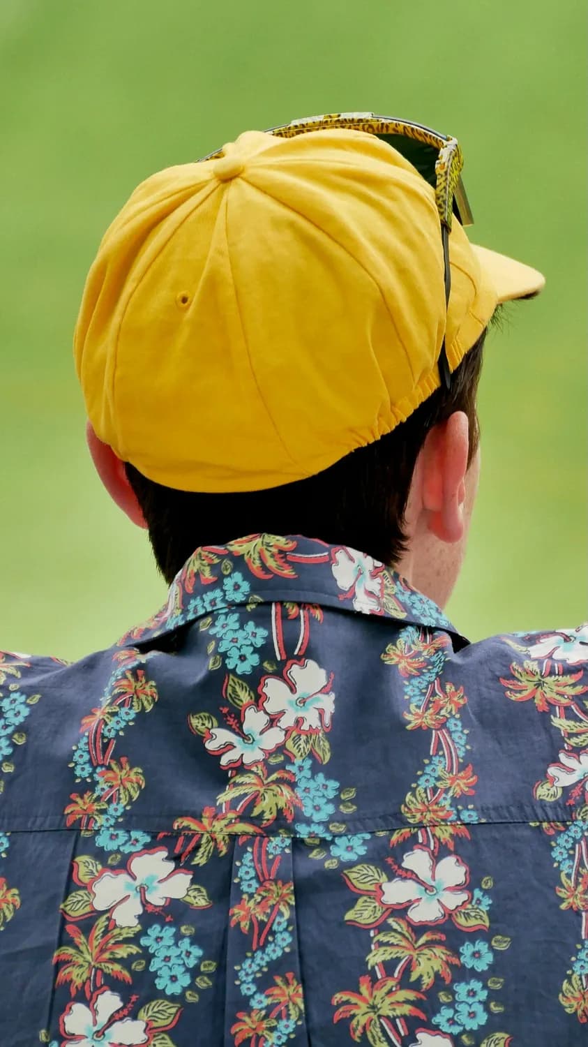 夏威夷衬衫+白T恤：打造周末出游的完美造型