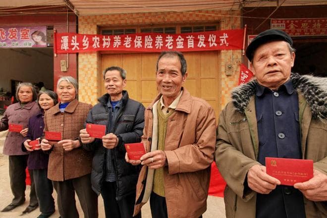 专家建议：将农村养老金提至月800元，能否提振农村消费？