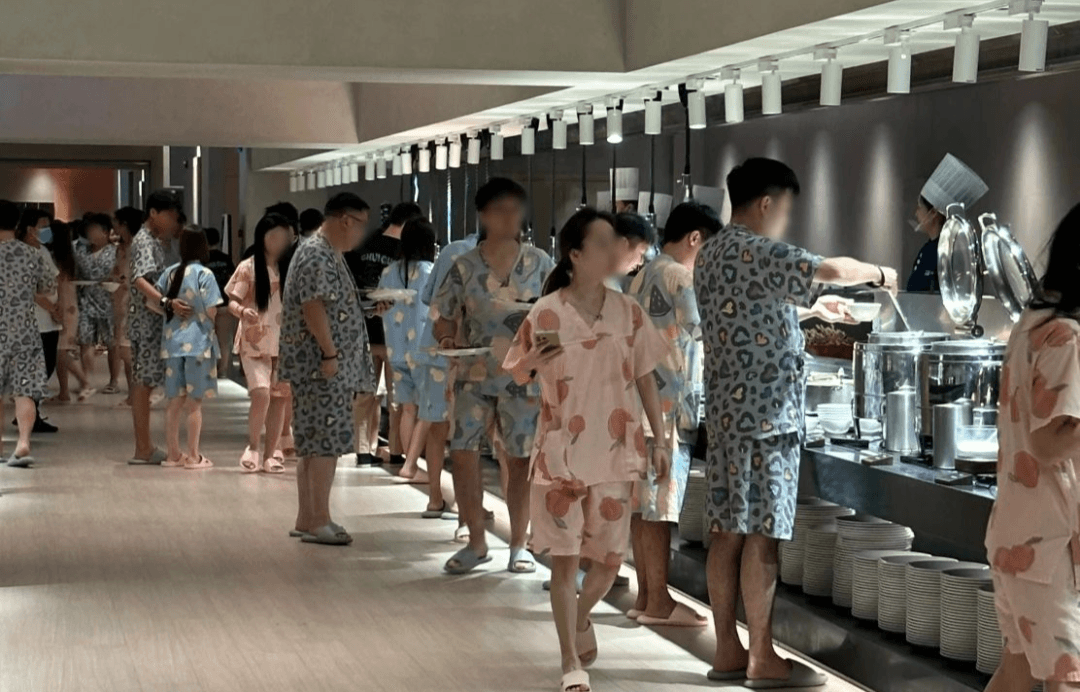 “搓澡排几百个号、自助餐被抢光，网红洗浴中心最近被挤成逃难破庙”