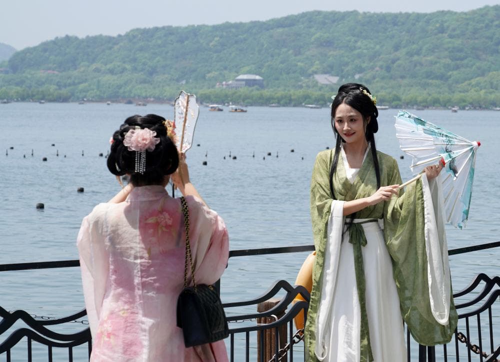 “新中式”服装火到“出圈”，“国潮”如何变热潮？