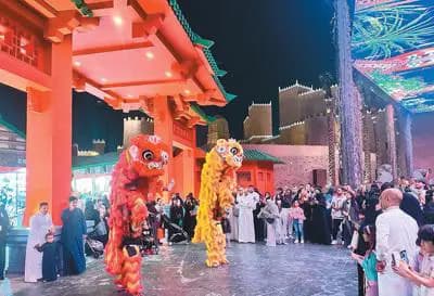 用舞狮促进中外文化交流（侨界关注）