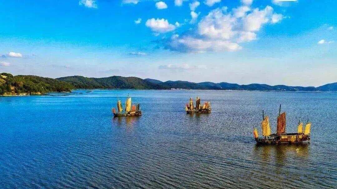 洛夫《烟之外》：一首充满哲思与感伤的诗歌