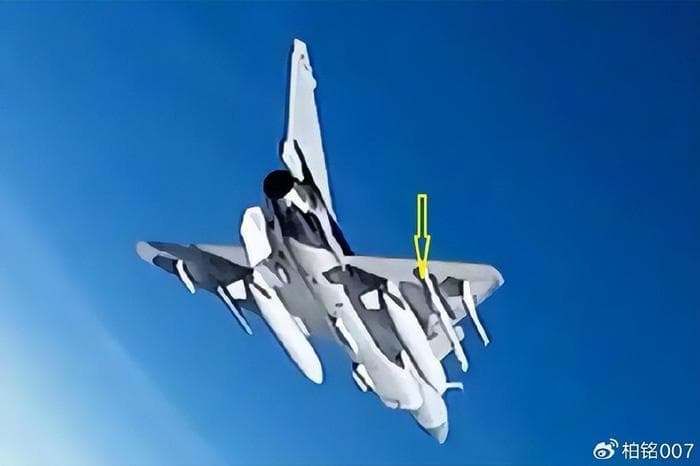 美国拿出AIM-260，中国甩出近两倍射程的PL-17，真的追不上