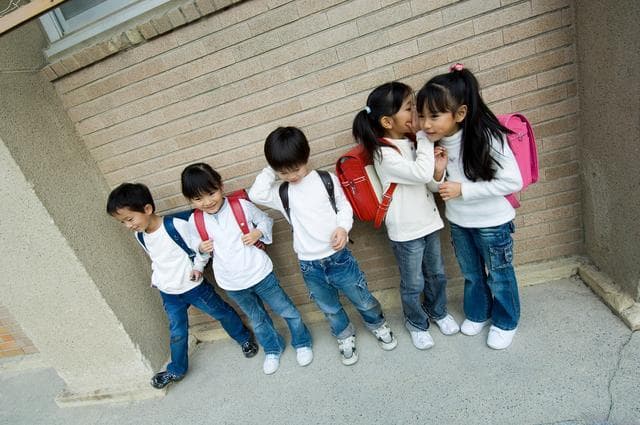 从心理到设施：破解学生校园如厕难题