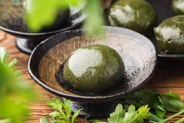清明节气的传统美食“青团”通常用哪种植物制作？艾草还是菖蒲