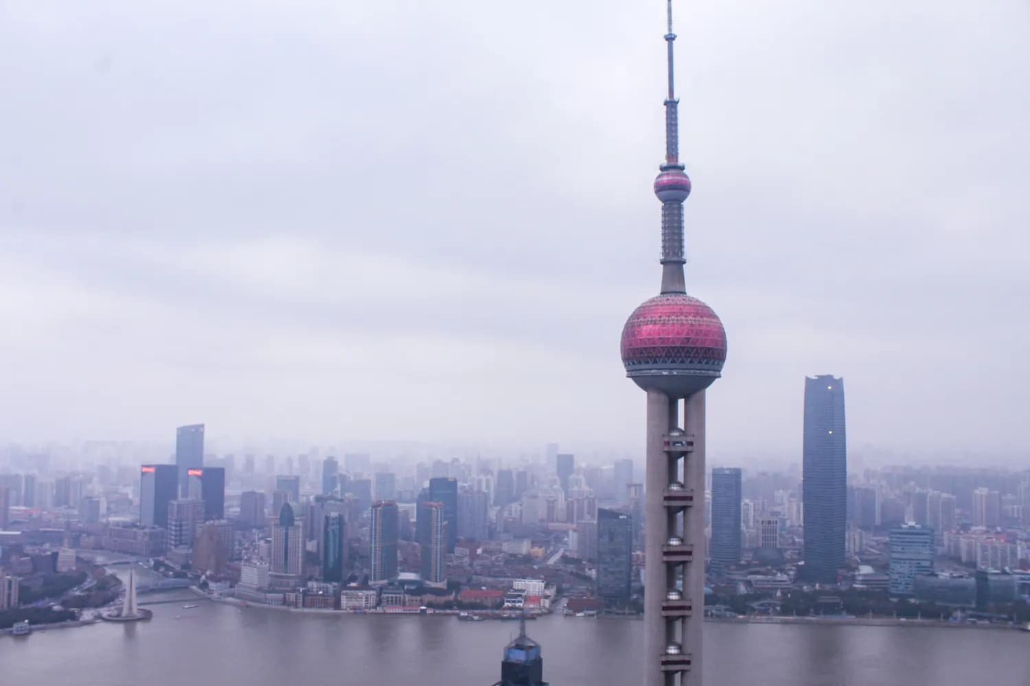 东方明珠打卡攻略：最佳拍照角度揭秘！