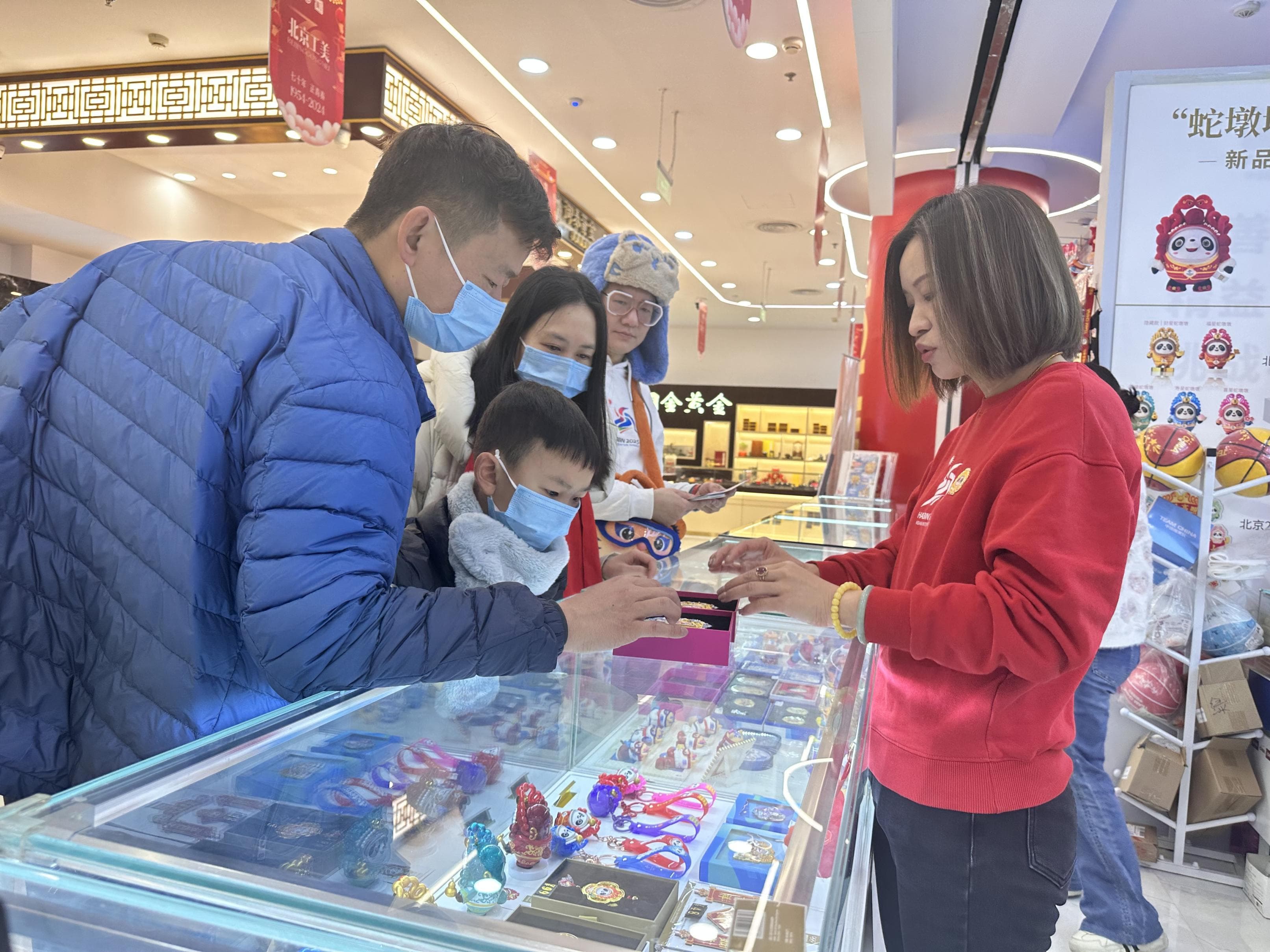 亚冬会开幕在即，周边文创产品供不应求