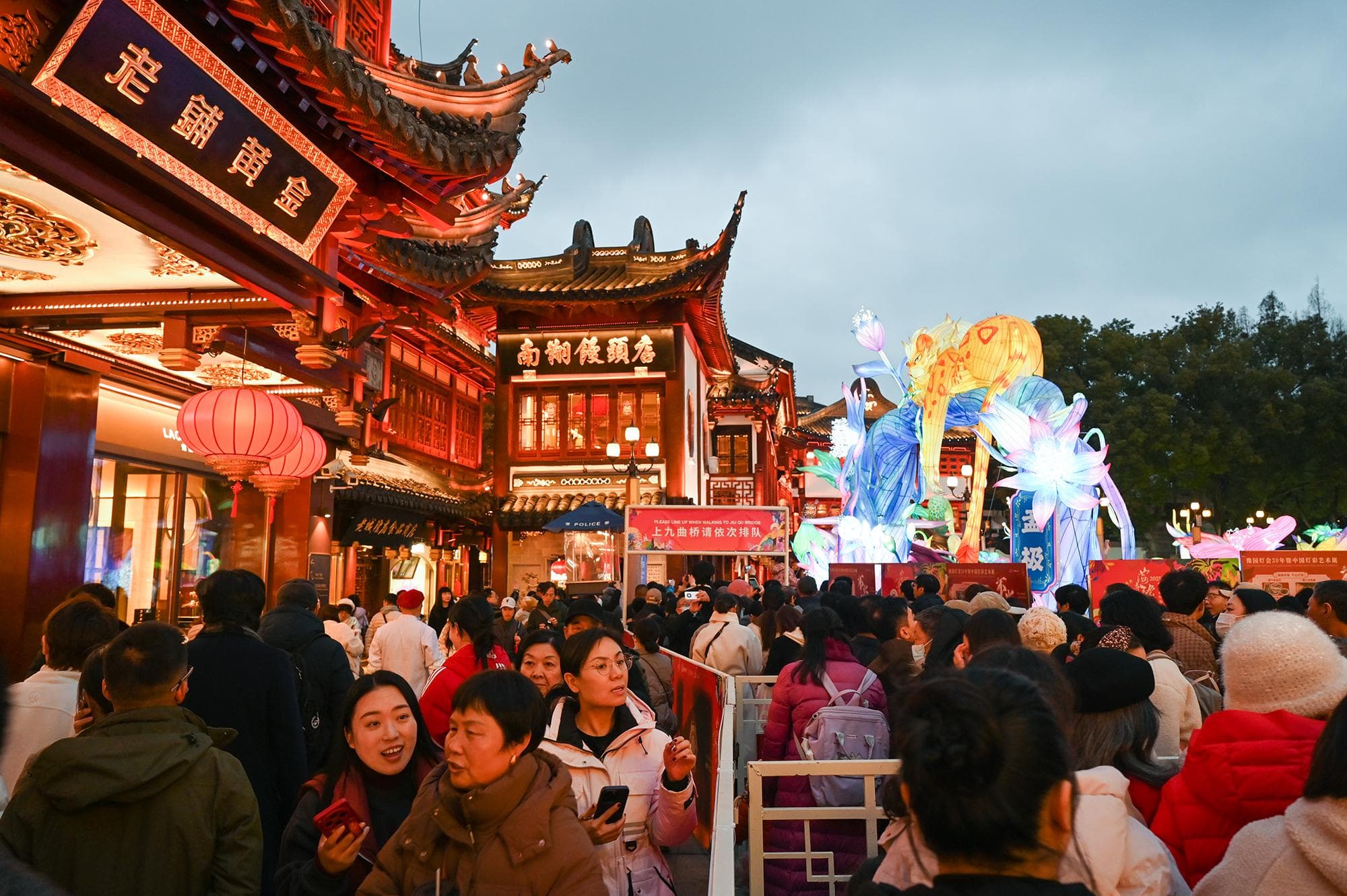 俯瞰璀璨夺目，近看热火朝天，日夜交替时的2025豫园灯会