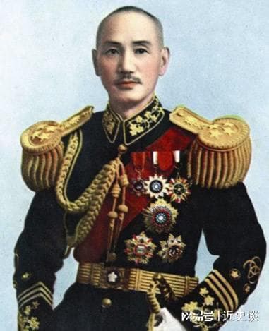 近代最著名一张PS照？蒋介石身高之谜，他到底是169还是180