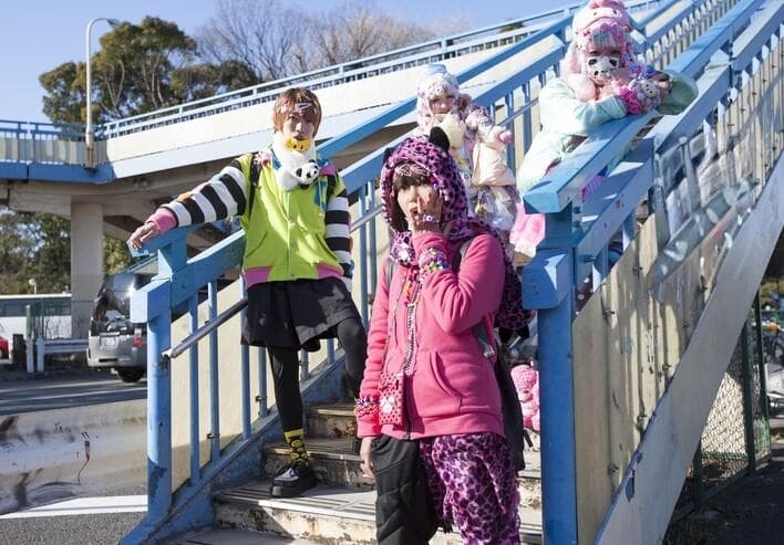 原宿系穿搭如何成为东京街头文化代表？拆解日本女生色彩绚丽的造型亮点