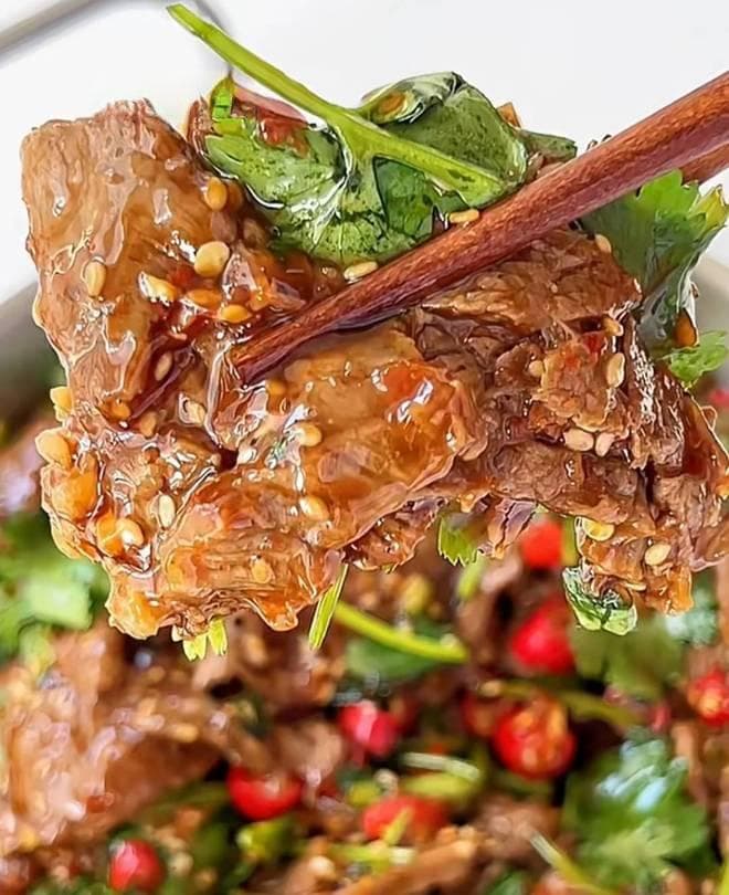 香菜拌牛肉，简易制作，香辣嫩滑，一拌即享！美味难挡！