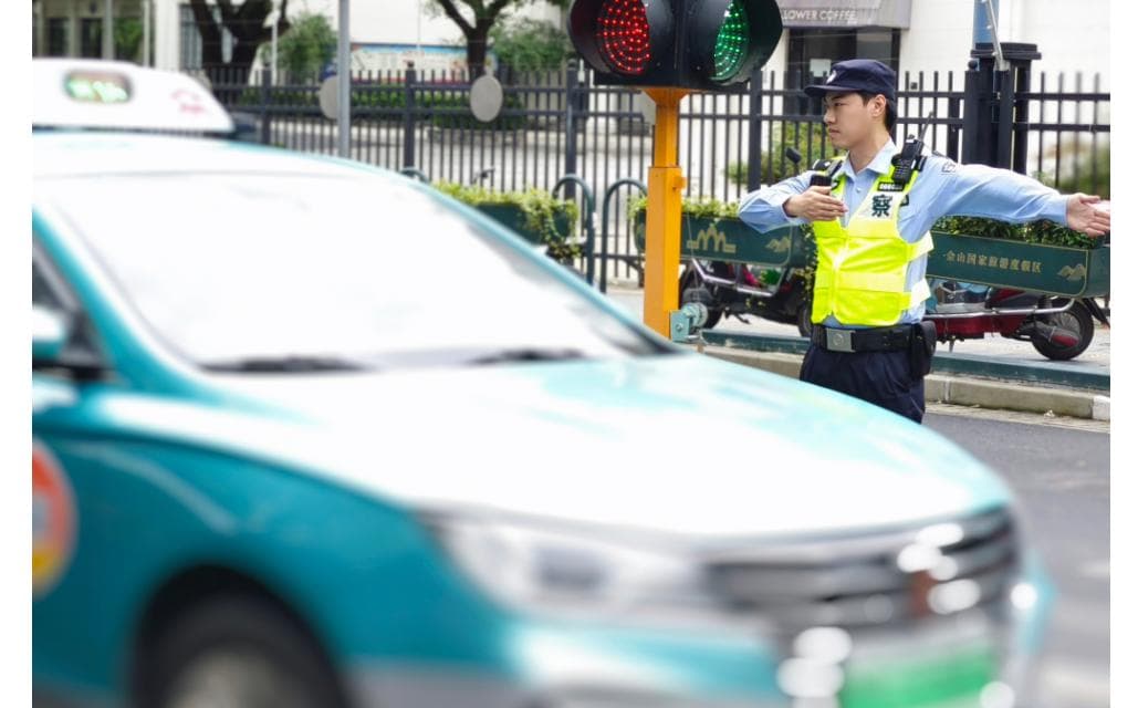 一键报警、智能停车、人车热力图……松江警方“硬核”守护保假期游园安全
