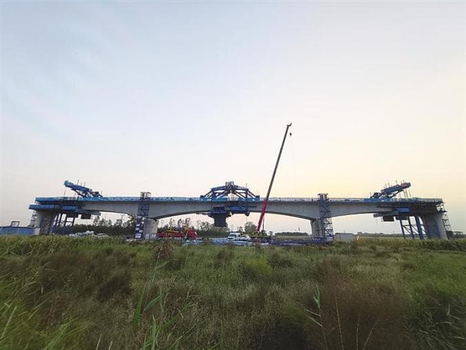 津潍高铁建设取得新突破：海兴特大桥跨邯港高速连续梁顺利合龙
