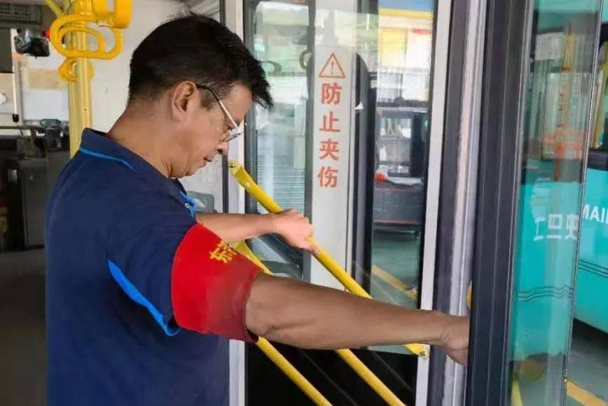 乘客安全乘坐公交车指南：正确行为与应急逃生全攻略