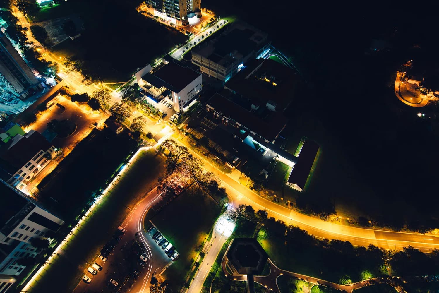 夜游西湖：杭州自然景观地标的新玩法