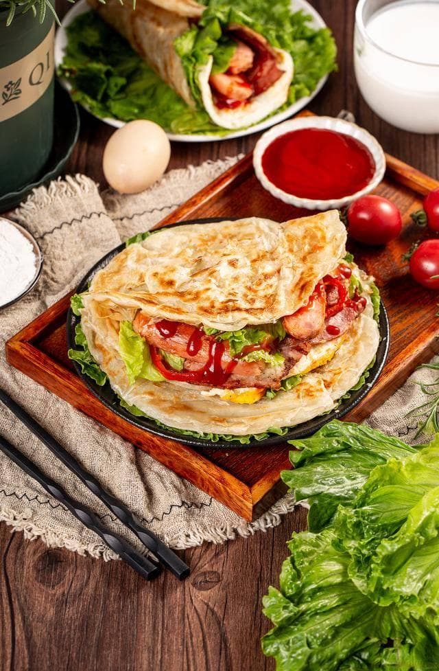 早餐手抓饼新吃法，一卷一裹一烤，香酥脆料又足，好吃还过瘾
