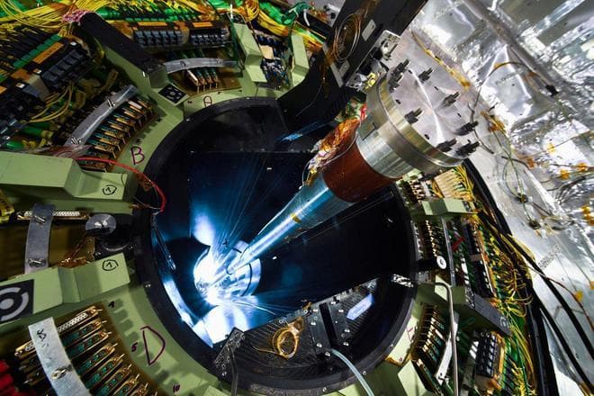 探索磁单极子：LHC MoEDAL实验的最新进展与挑战