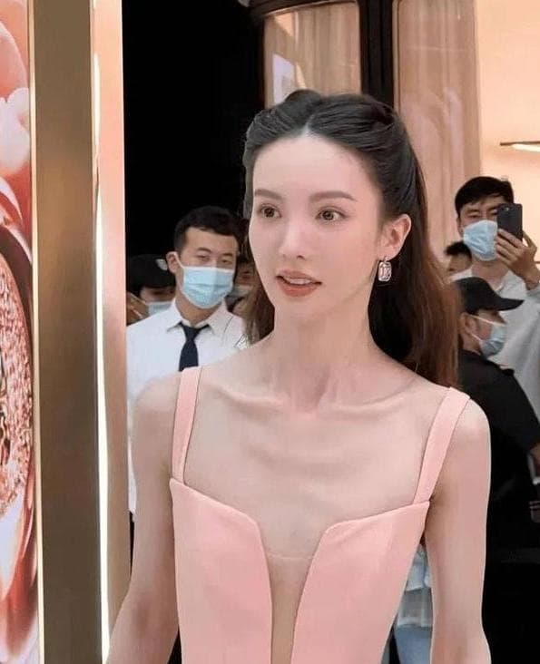 镜头前美艳，真人干瘪，头大肩窄，排骨胸，女星反差太小