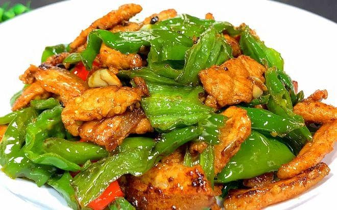 做辣椒炒肉，切记不要直接炒！多做“2步”，香辣十足，超级下饭