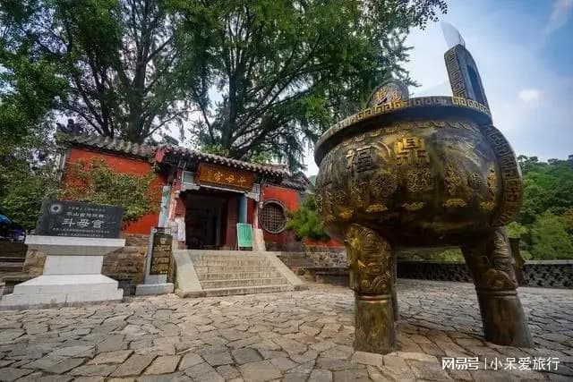 邯郸市的武灵寺，秋天的寺庙更添神秘