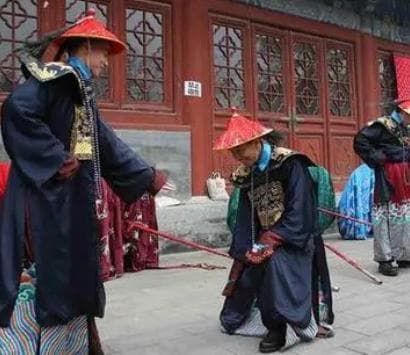 探究清代礼仪：官员跪拜前甩袖子的背后意义