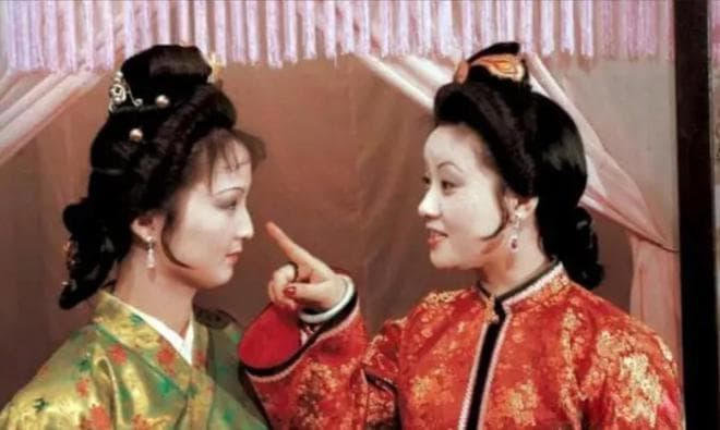 《红楼梦》中的妾室风云：平儿与赵姨娘的命运对比