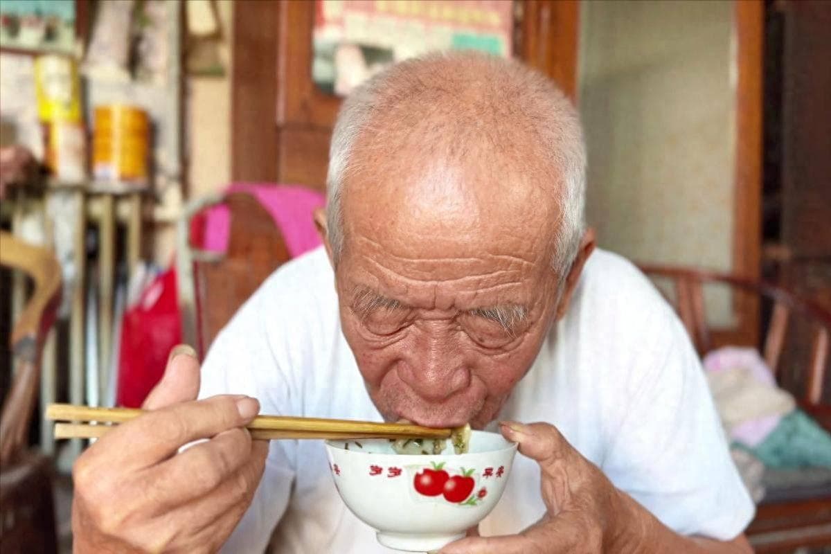 医生建议：冬季老年人除了牛奶，还应多吃这三种食材